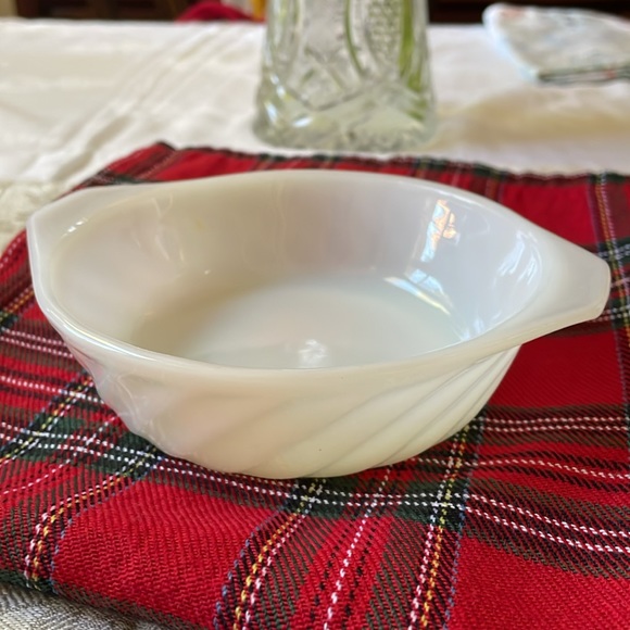 Anchor Hocking Fire King white Milk Glass swirl design Ovenware Casserole Dish - Picture 6 of 6